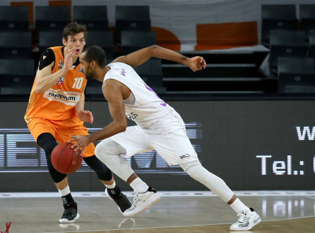 胯下击球是 胯下击球是